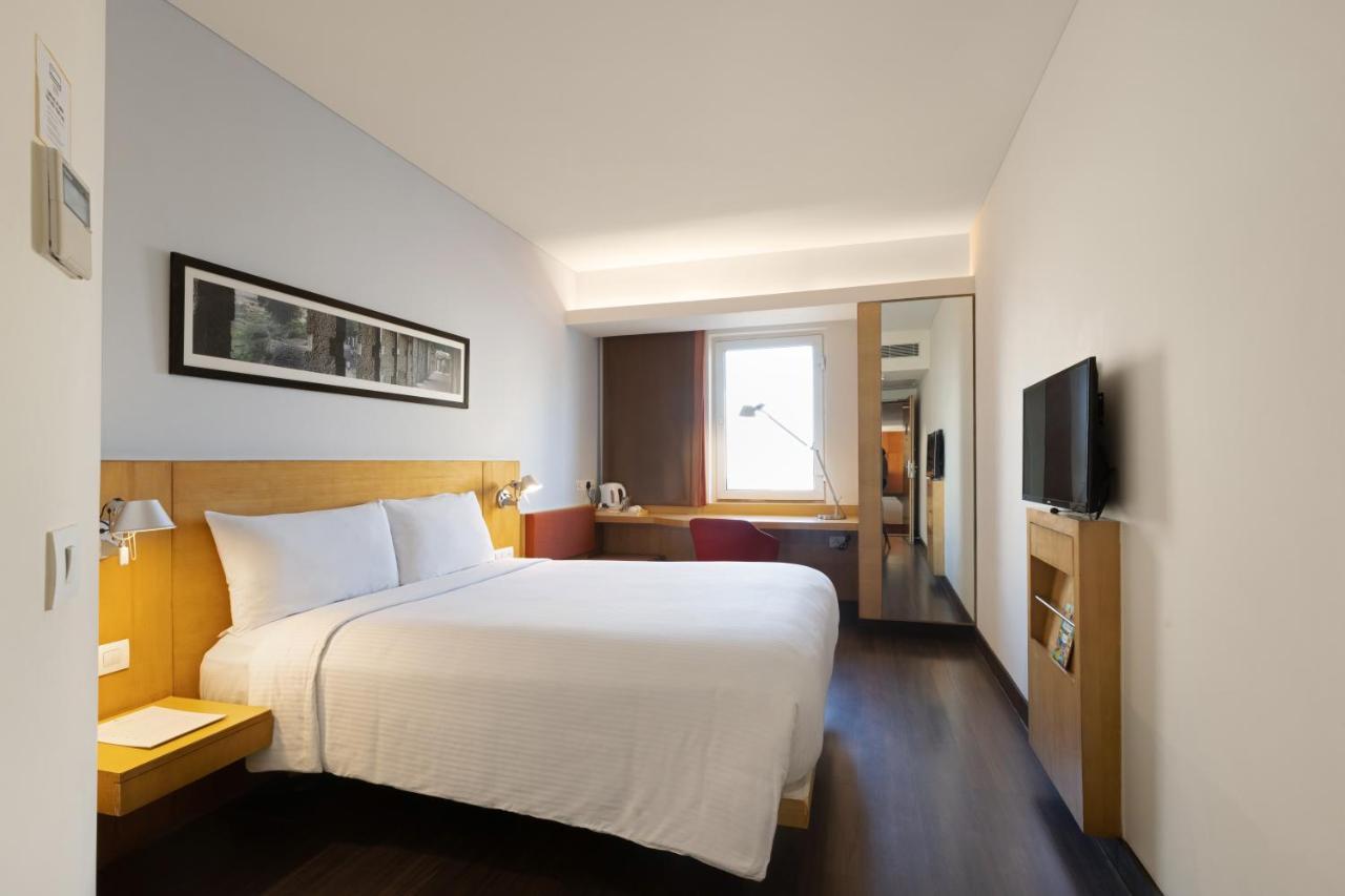 Отель Ibis Gurgaon Golf Course Road - An Accor Brand Экстерьер фото