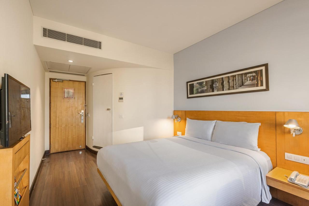 Отель Ibis Gurgaon Golf Course Road - An Accor Brand Экстерьер фото