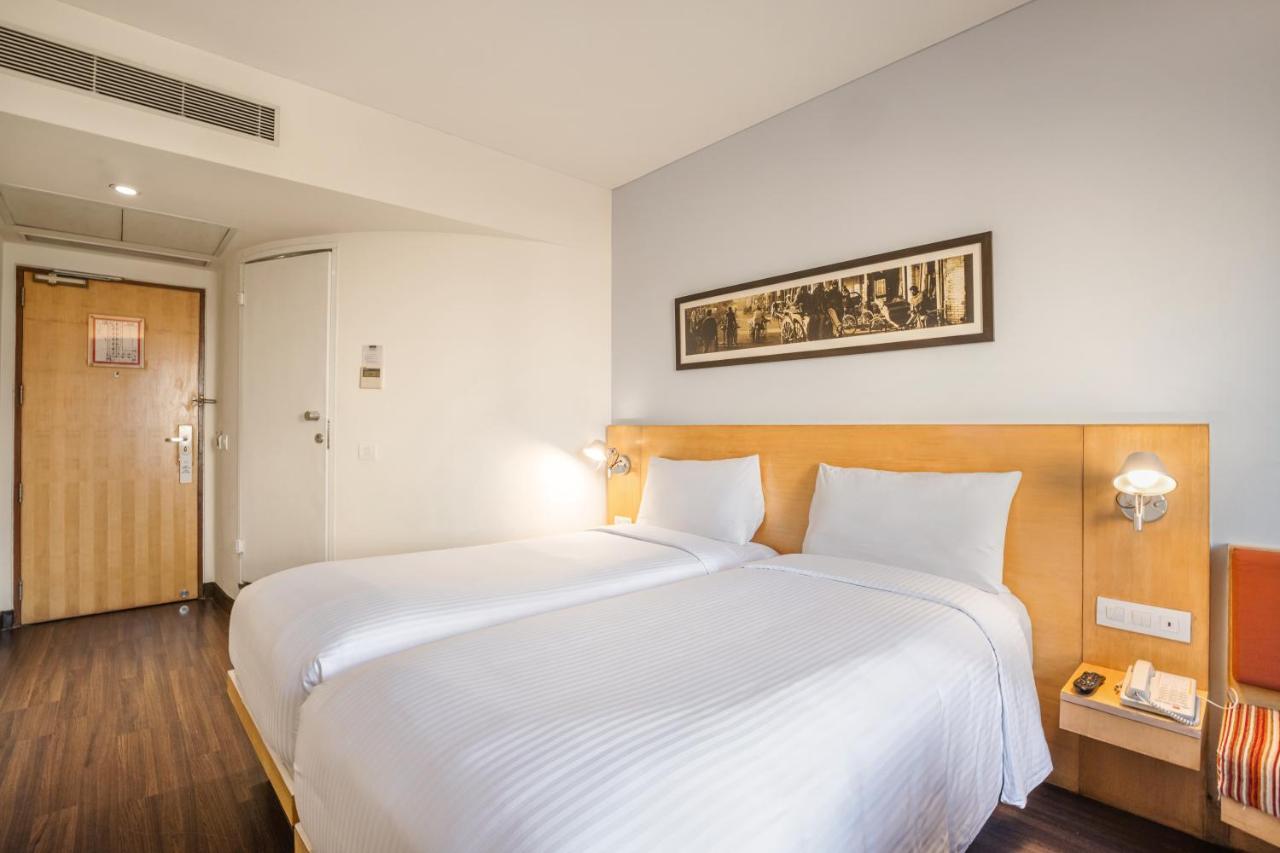Отель Ibis Gurgaon Golf Course Road - An Accor Brand Экстерьер фото