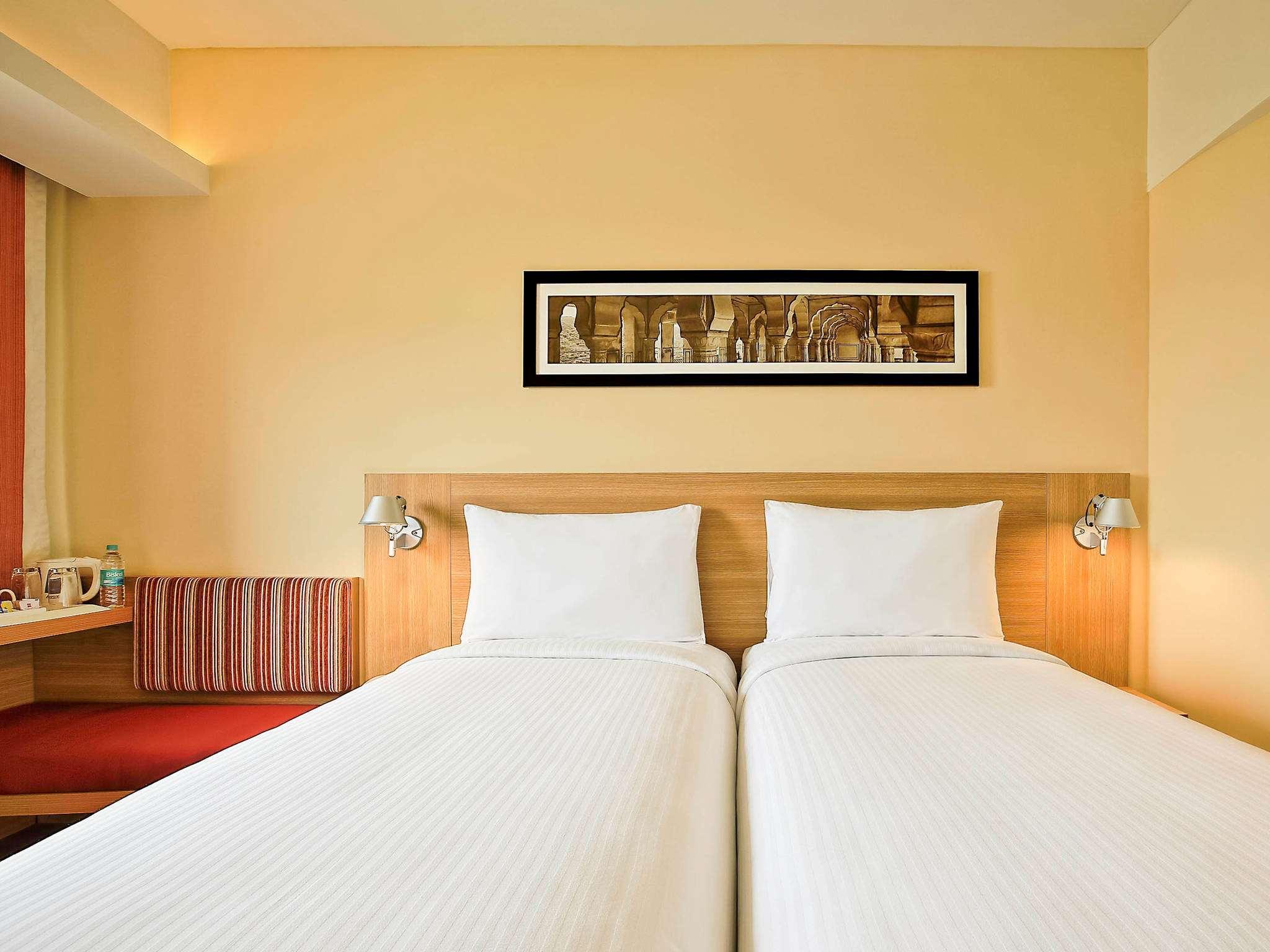 Отель Ibis Gurgaon Golf Course Road - An Accor Brand Экстерьер фото