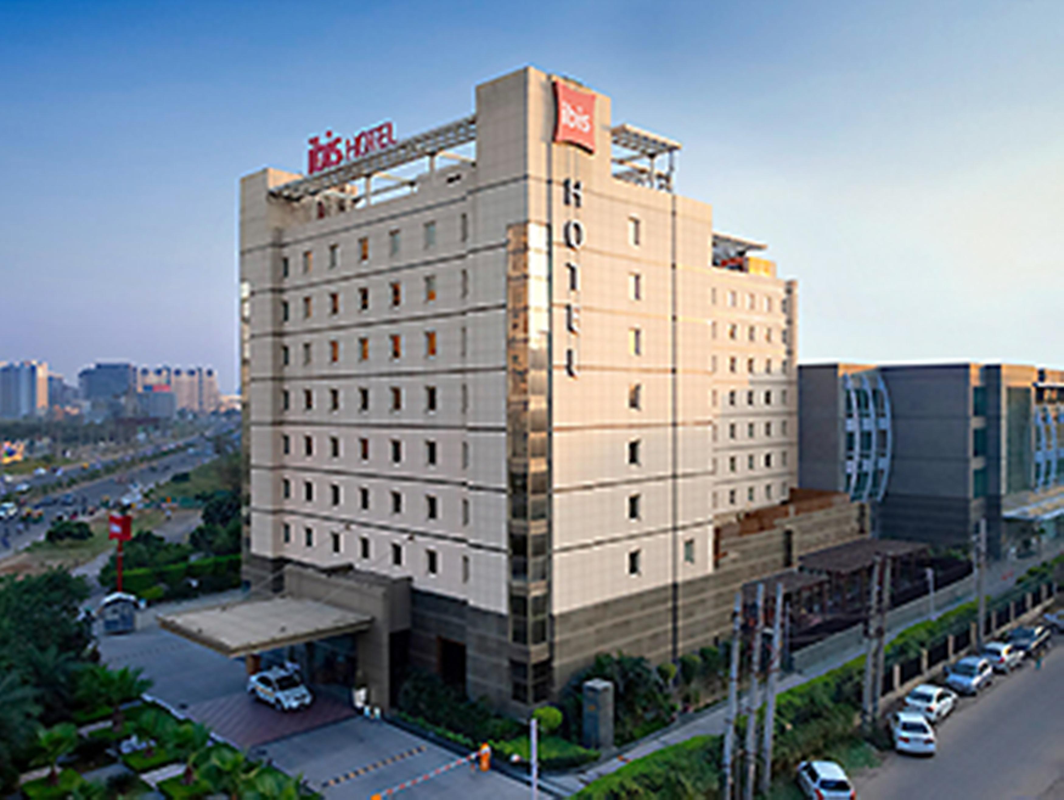 Отель Ibis Gurgaon Golf Course Road - An Accor Brand Экстерьер фото